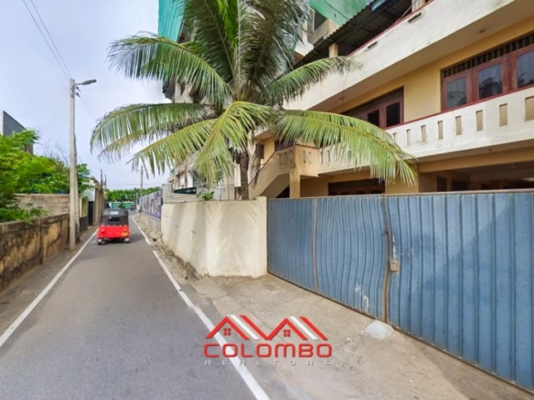 Prime 18-perch property with a two-storey house, just 40m from Marine Drive and 290m from Galle Road. Perfect for a residential or commercial development in a highly sought-after location. Sold by Colombo Realtors