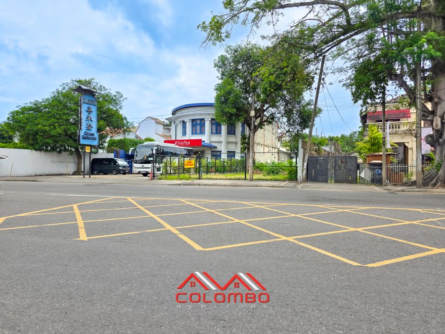 Best Prime 20 perch land facing Havelock Road, right opposite Police Park — ideal for a showroom, apartment, or commercial development for sale by Colombo Realtors