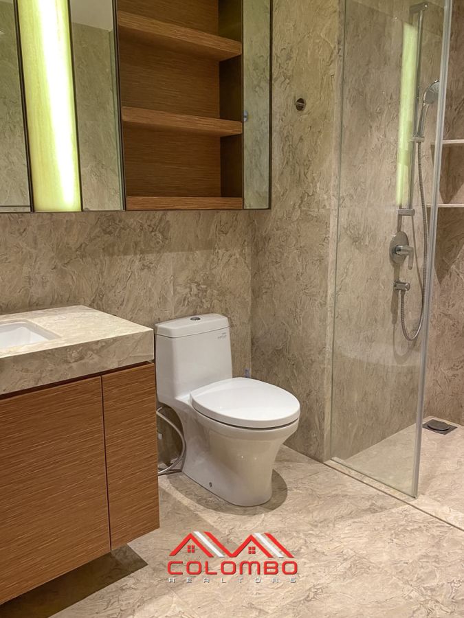 Modern Washroom with Comod of Shangri-La One Galle Face Residence East Tower Apartment for Rent or Lease in Colombo 2 by Colombo Realtors