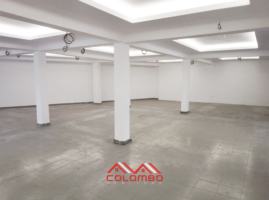 Office spaces for rent or lease - Strategically located bordering Colombo 2 and Colombo 7, this well-maintained commercial building offers office spaces ideal for corporate offices, consultancies, or service-based companies.