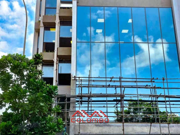 Main road frontage commercial building / showroom in Colombo 3, Colpetty / Kollupitiya, with great visibility and accessibility for RENT / LEASE — ideal for a showroom, office space, brand store, or any commercial purpose. Agents for the property Colombo Realtors