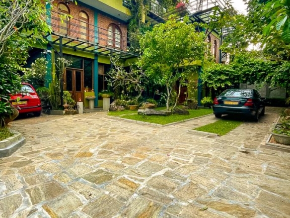 Battaramulla Ruhunupura Robert Gunawardana Mawatha Modern Nature Friendly Luxury House for sale or to buy offered by Colombo Realtors Real Estate Company.