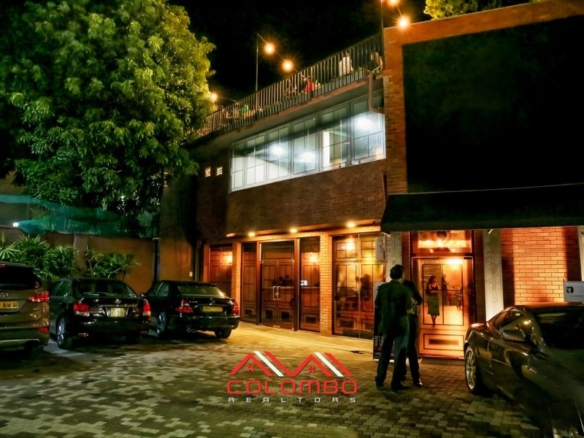 High Level Main Road Facing Showroom Building for Rent or Lease in Colombo 5 by Colombo Realtors which is ideal for Restaurant, Coffee Shop, Wellness Center, Retail Store, Customer Care, Airline, High-End Clothing Store, Education etc