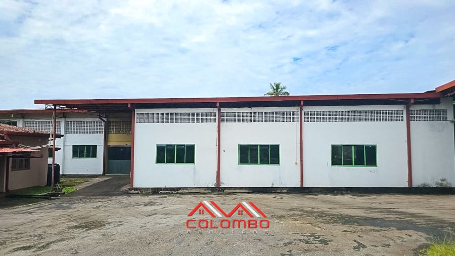 Piliyandala Warehouse Building for sale or to buy offered by Colombo Realtors Real Estate Company. This is ideal for warehousing, factory use, storage or manufacturing operations.